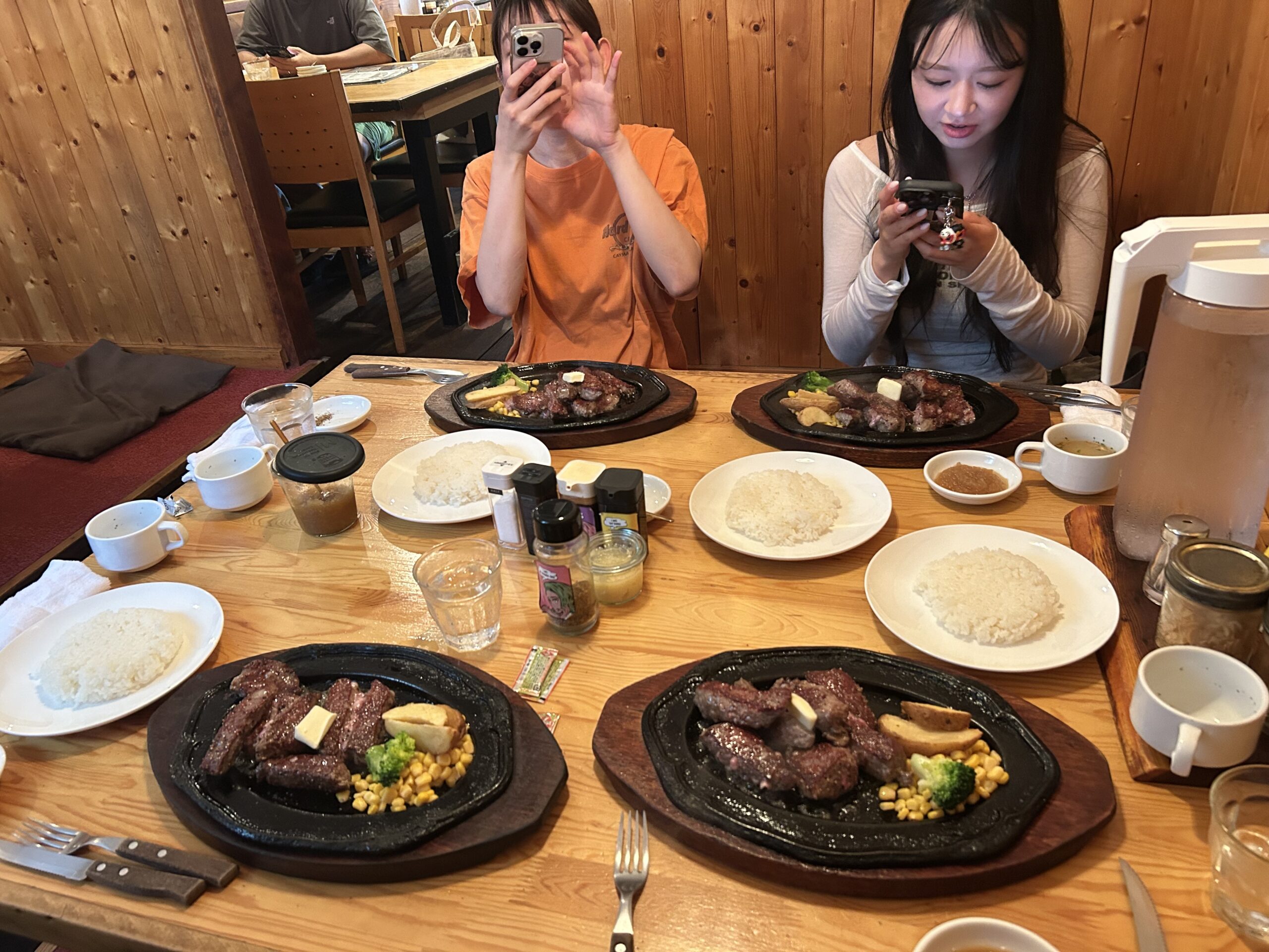 スタッフとランチの様子