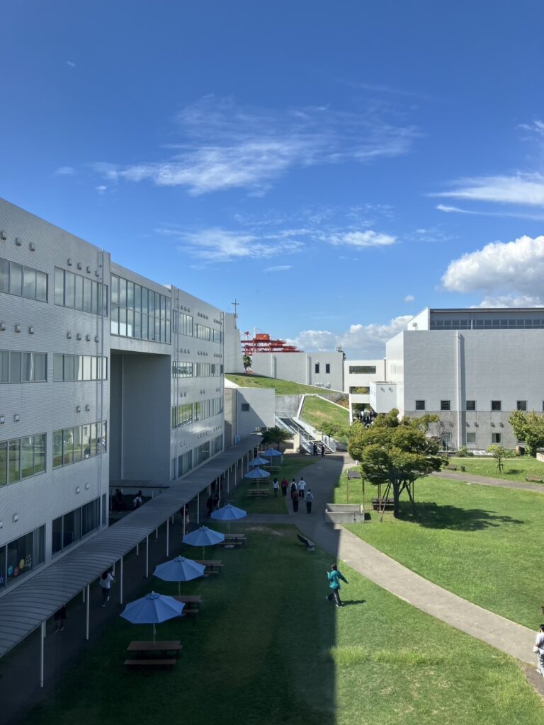 神戸国際大学の校舎と青空