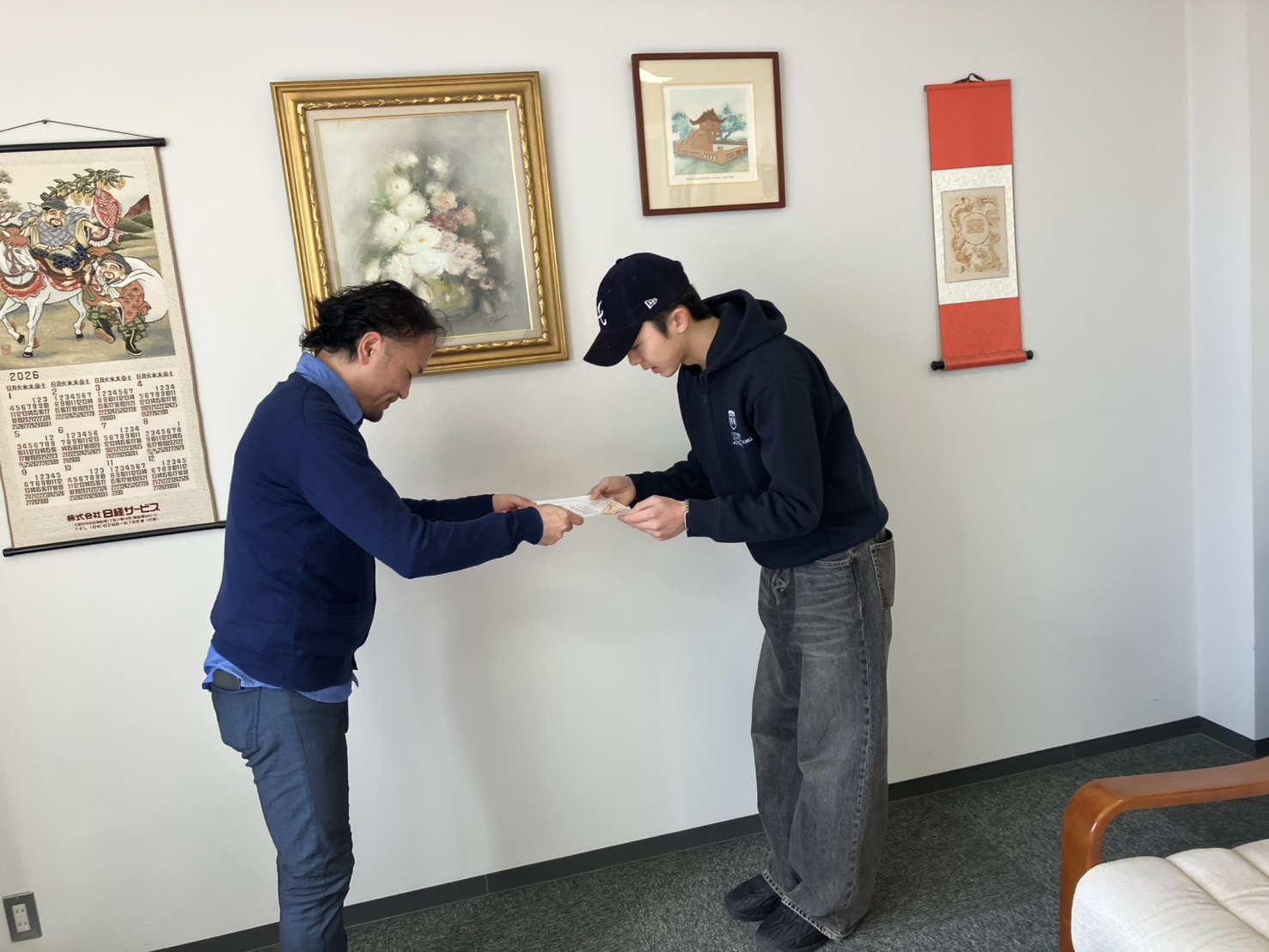 株式会社ソレファーム代表 吉田より学生代表者へ感謝状を贈呈