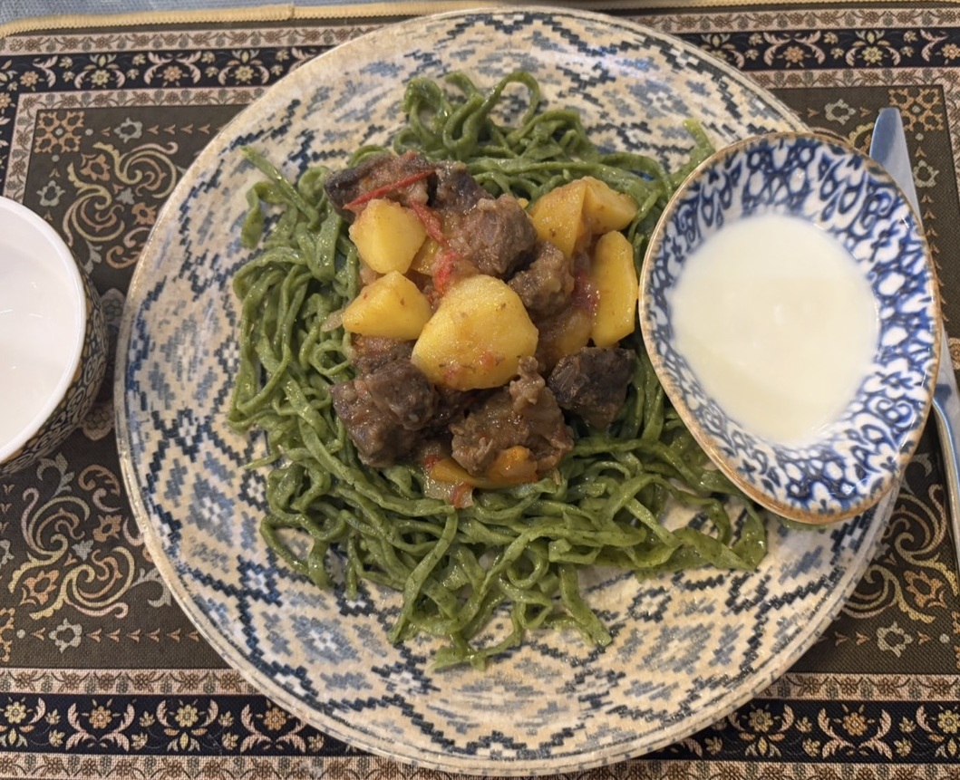 ハーブを練り込んだ緑色の麺を使ったウズベキスタン料理