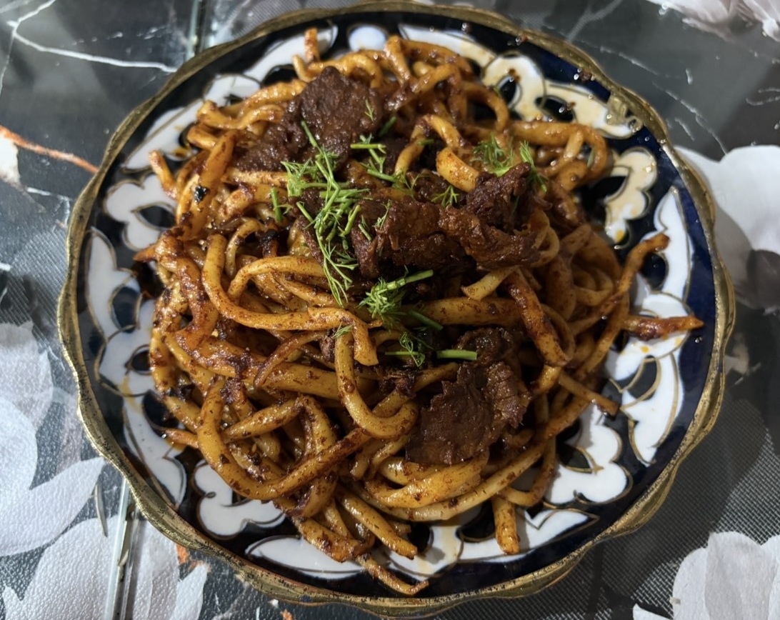 お肉と太い麺を使ったウズベキスタン料理ラグマン