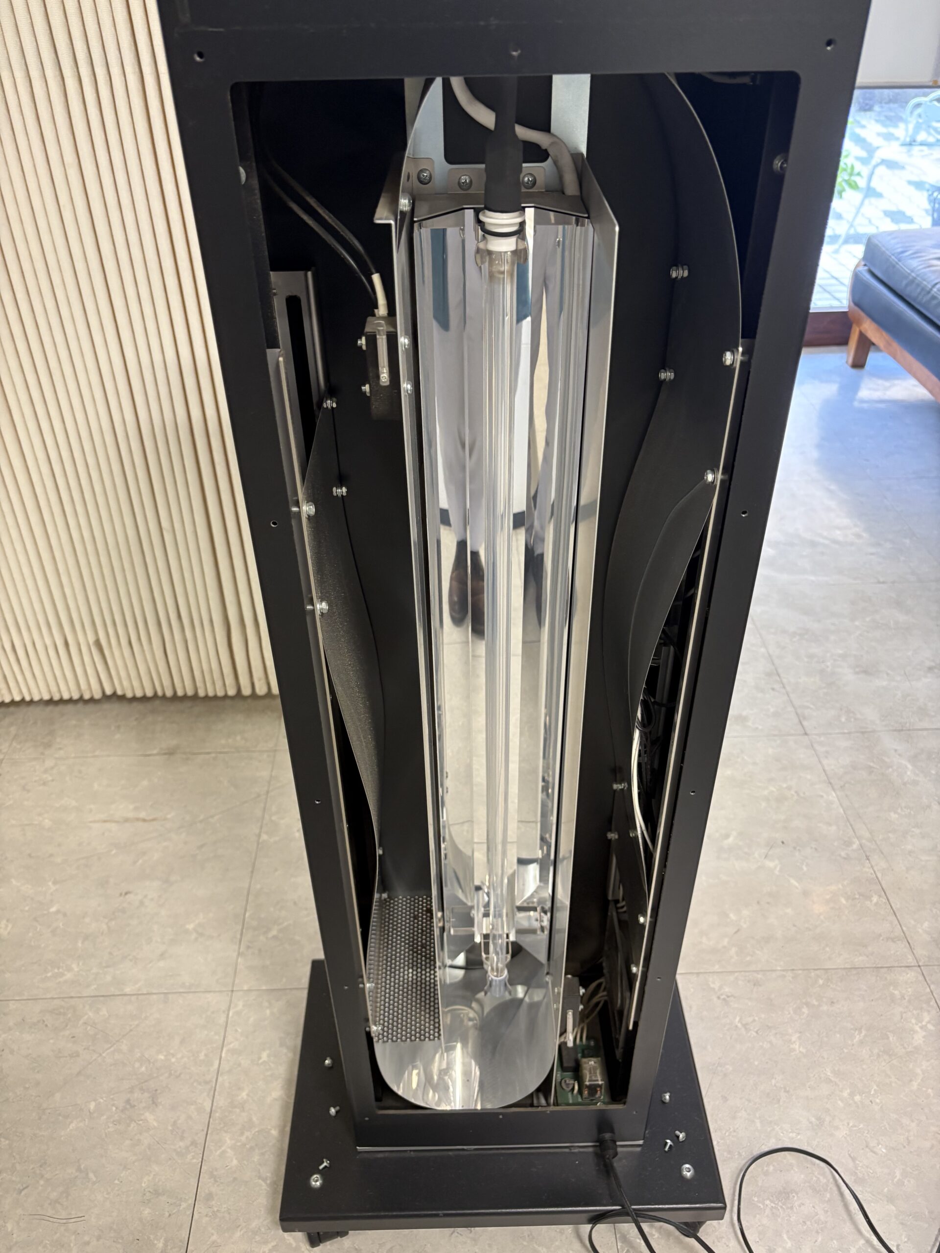 COSMOS本店の空間除菌機エアステリライザー内部・除菌ライト交換作業